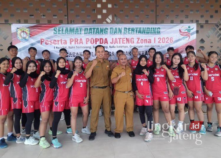 Jadi Tuan Rumah Pra Popda Jateng Zona 1, Kendal Targetkan Lolos di Semua Cabor 25 Foto bersama atlet Pra Popda bersama Plt Sekretaris Disporapar Kendal Zen Yukri Iswandaru. (Anik Kustiani/Lingkarjateng.id)