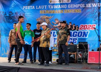Kepala Dinas Kelautan dan Perikanan Kendal Hudi Sambodo saat membuka Kejurprov Dayung Perahu Naga di Desa Gempolsewu, Kecamatan Rowosari, Selasa, 23 Juni 2026. (Dok. Pribadi/Lingkarjateng.id)