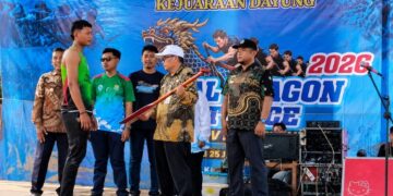 Kepala Dinas Kelautan dan Perikanan Kendal Hudi Sambodo saat membuka Kejurprov Dayung Perahu Naga di Desa Gempolsewu, Kecamatan Rowosari, Selasa, 23 Juni 2026. (Dok. Pribadi/Lingkarjateng.id)