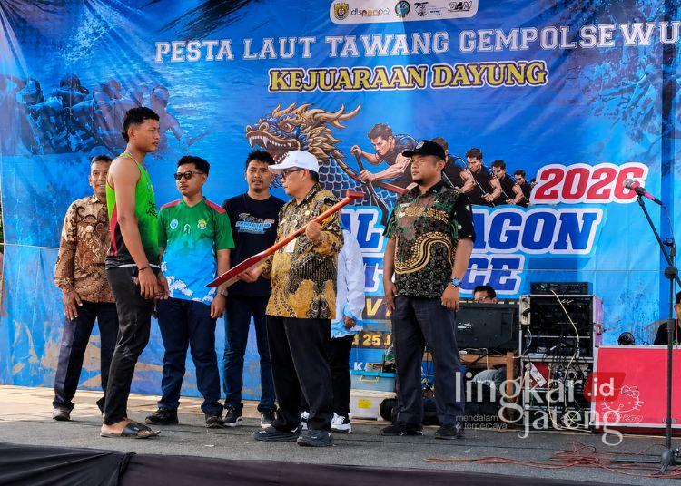 DKP Kendal Buka Kejurprov Dayung Perahu Naga Perdana, Dongkrak Pariwisata dan Ekonomi Lokal 25 Kepala Dinas Kelautan dan Perikanan Kendal Hudi Sambodo saat membuka Kejurprov Dayung Perahu Naga di Desa Gempolsewu, Kecamatan Rowosari, Selasa, 23 Juni 2026. (Dok. Pribadi/Lingkarjateng.id)