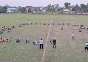 Atlet sepak bola U-13 asal Lampung mengikuti pelatihan dan pembinaan bertajuk “Nyantri Bola” di Kecamatan Cepiring, Kabupaten Kendal yang diselenggarakan Diklat Azfa Indonesia. (Dok. Pribadi/Lingkarjateng.id)