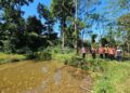 Kepala DKP Kendal Hudi Sambodo saat mengecek batas tanah dan ketersedian air di lahan Dusun Sentul Sukorejo. (Do. Pribadi/Lingkarjateng.id)