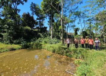 Kepala DKP Kendal Hudi Sambodo saat mengecek batas tanah dan ketersedian air di lahan Dusun Sentul Sukorejo. (Do. Pribadi/Lingkarjateng.id)