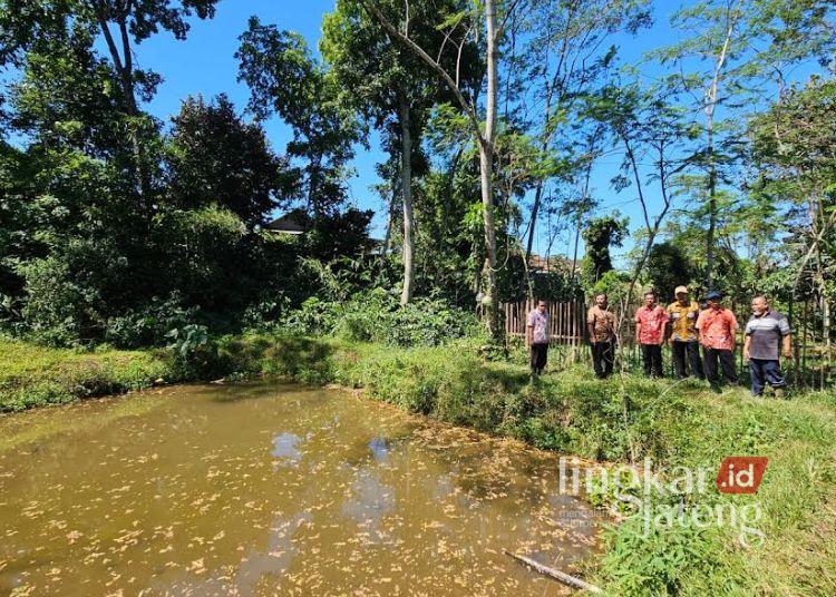 Kepala DKP Kendal Hudi Sambodo saat mengecek batas tanah dan ketersedian air di lahan Dusun Sentul Sukorejo. (Do. Pribadi/Lingkarjateng.id)