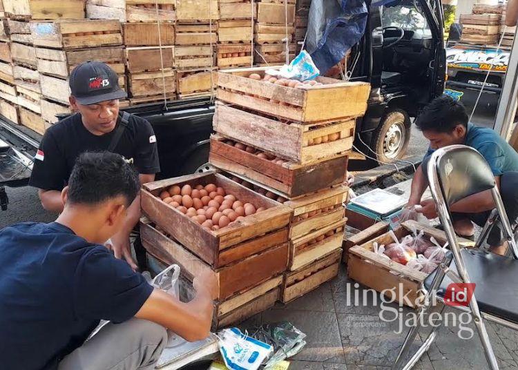 Peternak petelur ayam di Kendal saat menjual telur di Alun-alun Kendal. (Anik Kustiani/Lingkarjateng.id)