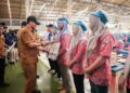 Gubernur Jawa Tengah, Ahmad Luthfi secara simbolis menyerahkan Bantuan Langsung Tunai (BLT) Dana Bagi Hasil Cukai Hasil Tembakau (DBHCHT) Tahun 2026 kepada pekerja PT Djarum Brak Karangbener, Kabupaten Kudus, Senin, 29 Juni 2026. (Dok. Pemprov Jateng/Lingkarjateng.id)