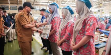Gubernur Jawa Tengah, Ahmad Luthfi secara simbolis menyerahkan Bantuan Langsung Tunai (BLT) Dana Bagi Hasil Cukai Hasil Tembakau (DBHCHT) Tahun 2026 kepada pekerja PT Djarum Brak Karangbener, Kabupaten Kudus, Senin, 29 Juni 2026. (Dok. Pemprov Jateng/Lingkarjateng.id)