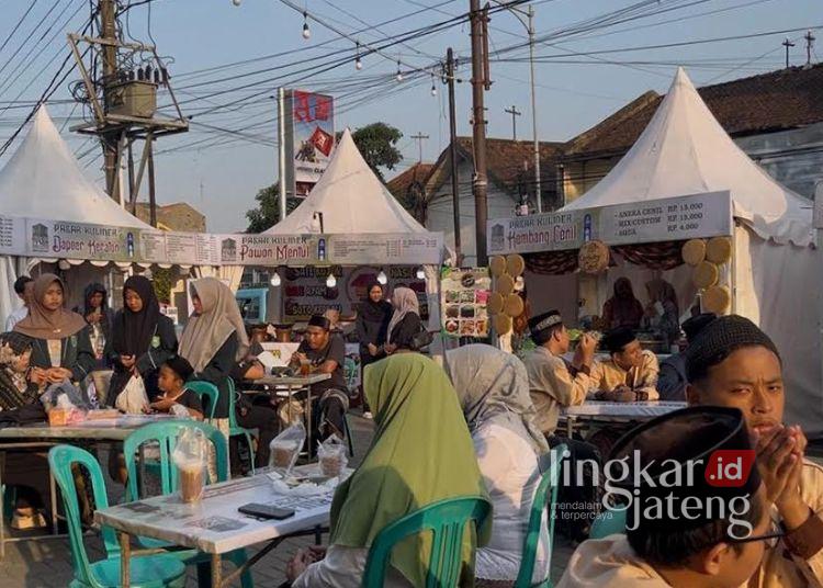 Resmi Dibuka, 21 Stan UMKM Pasar Kuliner Jadul Meriahkan Buka Luwur Sunan Kudus 2026 25 Suasana Pasar Kuliner Jadul yang menjadi rangkaian kegiatan Buka Luwur Kanjeng Sunan Kudus 1448 Hijriah yang dibuka 16–24 Juni 2026. (Ahmad Abror/Lingkarjateng.id)