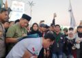 Bupati Kudus Sam’ani Intakoris menandatangani delapan tuntutan mahasiswa sebagai komitmen menindaklanjuti aspirasi tersebut kepada pemangku kepentingan, Jumat, 19 Juni 2026. (Ahmad Abror/Lingkarjateng.id)