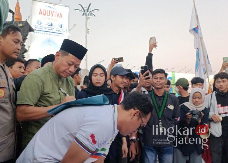 Ratusan Mahasiswa Kudus Tuntut Evaluasi MBG dan Kebijakan Publik, Bupati Janji Tindak Lanjuti 25 Bupati Kudus Sam’ani Intakoris menandatangani delapan tuntutan mahasiswa sebagai komitmen menindaklanjuti aspirasi tersebut kepada pemangku kepentingan, Jumat, 19 Juni 2026. (Ahmad Abror/Lingkarjateng.id)