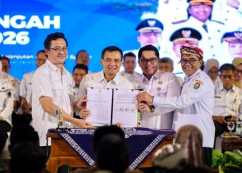 Gubernur Provinsi Jawa Tengah Ahmad Luthfi menandatangani kesepakatan penambahan koridor Bus Trans Jateng bersama Pemkab Magelang, Pemkot Magelang, dan Pemkab Temanggung. (Humas Pemprov Jateng/Lingkarjateng.id)