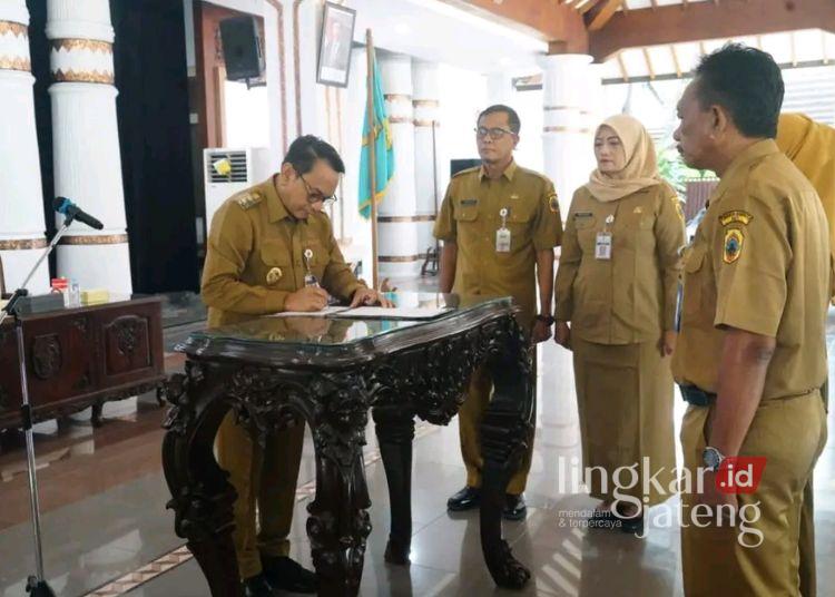 242 Kepala Sekolah di Pati Dikukuhkan, Diminta Kawal SPMB 2026/2027 25 Plt Bupati Pati, Risma Ardhi Chandra melantik 242 Kepala UPTD Satuan Pendidikan jenjang TK, SD, dan SMP, Selasa, 2 Juni 2026. Pengukuhan berlangsung di Pendopo Kabupaten Pati. (Dok. Pemkab Pati/Lingkarjateng.id)