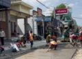 Sejumlah pekerja melakukan perbaikan jalan rusak di Pati. (Lingkarjateng.id)