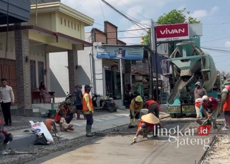 Proyek Perbaikan Jalan Rusak di Pati Bergulir, DPRD Ajak Masyarakat Ikut Mengawal 25 Sejumlah pekerja melakukan perbaikan jalan rusak di sebelah barat RSUD Kayen Pati. (Lingkarjateng.id)