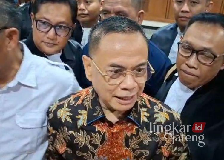 Bupati Pati nonaktif, Sudewo saat diwawancara awak media usai menjalani sidang i Pengadilan Negeri Semarang, Senin, 15 Juni 2026. (Rizky Syahrul/Lingkarjateng.id)