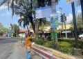 Koordinator Germap, Yayak Gundul mengecek papan proyek rehabilitasi Jalan H. Munadi atau depan kawasan Terminal Kembangjoyo hingga SMP Negeri 6 Pati, Senin, 15 Juni 2026.  (Fahtur Rohman/Lingkarjateng.id)