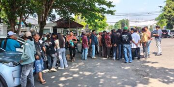 Warga Tompegunung Desak Perbaikan Jalan Rusak, DPRD Pati Janji Tindak Lanjuti 10 Puluhan warga Desa Tompegunung, Sukolilo bergerombol di kantor Bupati untuk menemui Plt Bupati Pati Risma Ardhi Chandra dalam rangka menuntut perbaikan jalan rusak, Rabu, 17 Juni 2026. (Lingkarjateng.id)