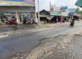 Dialokasikan Rp2,52 Miliar, Perbaikan Jalan Tambakromo-Kayen Pati Belum Juga Dimulai 34 Pengendara motor saat melintas di Jalan Tambakromo-Kayen depan Pasar Desa Tambakromo dan Indomaret Desa Tambakromo, Kecamatan Tambakromo Kabupaten Pati, Kamis, 18 Juni 2026. (Fahtur Rohman/Lingkarjateng.id)