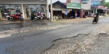 Dialokasikan Rp2,52 Miliar, Perbaikan Jalan Tambakromo-Kayen Pati Belum Juga Dimulai 1 Pengendara motor saat melintas di Jalan Tambakromo-Kayen depan Pasar Desa Tambakromo dan Indomaret Desa Tambakromo, Kecamatan Tambakromo Kabupaten Pati, Kamis, 18 Juni 2026. (Fahtur Rohman/Lingkarjateng.id)