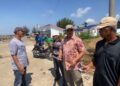 Sekretaris DKP Kabupaten Pati, Agus Sunarko (kemeja pink) saat meninjau dan memberikan arahan langsung proses verval di Pesisir Pantai Banyutowo Pati pada Kamis, 25 Juni 2026 sore. (Fahtur Rohman/Lingkarjateng.id)