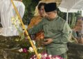 Ketua Jaringan Media Siber Indonesia (JMSI) Jawa Tengah sekaligus Owner Lingkar Media Group dan Lingkar Jateng Group, Agus Sunarko saat memberi penghormatan di Makam Bupati Kulon, Tjitrodiwirjo Mangoenkusumo, Minggu, 21 Juni 2026. (Fahtur Rohman/Lingkarjateng.id)