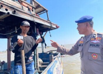 Polairud Polresta Pati saat pendataan verval hari kedua di perairan Banyutowo Pati pada Jumat, 26 Juni 2026. (Fahtur Rohman/Lingkarjateng.id)