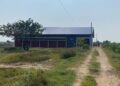 Koperasi Desa Merah Putih di Desa Langgenharjo, Kecamatan Margoyoso, Kabupaten Pati yang dibangun di tengah area tambak ikan, Minggu, 28 Juni 2026. (Fahtur Rohman/Lingkarjateng.id)