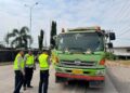 Pembatasan Kendaraan Sumbu 3 di Pekalongan Raya Belum Maksimal, Ini Faktornya 35 Petugas Satlantas Polres Pekalongan melakukan penertiban dan pengawasan angkutan sumbu tiga di jalur Pantura Kabupaten Pekalongan, Selasa, 2 Juni 2026. (Fahri Akbar/Lingkarjateng.id)