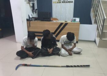 Tiga remaja diamankan di Polsek Wiradesa setelah diduga hendak melakukan tawuran dan kedapatan membawa senjata tajam, Jumat, 5 Juni 2026 dinihari. (Dok. Polres Pekalongan/Lingkarjateng.id)