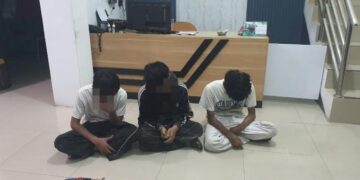 Tiga remaja diamankan di Polsek Wiradesa setelah diduga hendak melakukan tawuran dan kedapatan membawa senjata tajam, Jumat, 5 Juni 2026 dinihari. (Dok. Polres Pekalongan/Lingkarjateng.id)