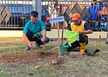 Ketua DPRD Kabupaten Pekalongan Abdul Munir (kaos hijau) mengikuti kegiatan peringatan Hari Lingkungan Hidup Sedunia 2026 di Rusunawa Kedungwuni, Sabtu, 6 Juni 2026. (Fahri Akbar/Lingkarjateng.id)