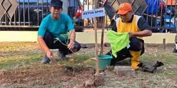 Ketua DPRD Kabupaten Pekalongan Abdul Munir (kaos hijau) mengikuti kegiatan peringatan Hari Lingkungan Hidup Sedunia 2026 di Rusunawa Kedungwuni, Sabtu, 6 Juni 2026. (Fahri Akbar/Lingkarjateng.id)