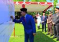 Penandatanganan Pakta Integritas SPMB Oleh Plt Bupati Pekalongan Sukirman bersama OPD yang lain, setelah upacara bendera dalam rangka peringatan Hari Pendidikan Nasional (Hardiknas) 2026, di Lapangan Belakang Kantor Setda Kabupaten Pekalongan, Sabtu, 2 Mei 2026 pagi. (Fahri Akbar/Lingkarjeng.id)