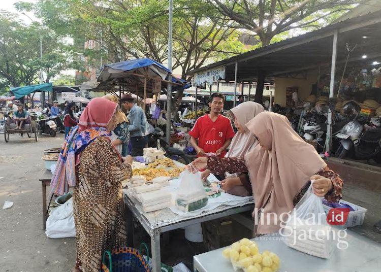 Perajin Tempe dan Tahu di Pekalongan Terpukul Kenaikan Harga Kedelai Impor 25 Aktivitas jual beli tahu dan tempe di Pasar Wiradesa, Kabupaten Pekalongan, Kamis, 12 Juni 2026. (Fahri Akbar/Lingkarjateng.id)