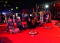 Plt Bupati Pekalongan Sukirman (baju hitam) ikut menikmati suasana nonton bareng (nobar) Piala Dunia 2026 di kawasan Alun-Alun Kajen, Kabupaten Pekalongan, Minggu, 21 Juni 2026 dini hari. (Fahri Akbar/Lingkarjateng.id)