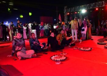 Plt Bupati Pekalongan Sukirman (baju hitam) ikut menikmati suasana nonton bareng (nobar) Piala Dunia 2026 di kawasan Alun-Alun Kajen, Kabupaten Pekalongan, Minggu, 21 Juni 2026 dini hari. (Fahri Akbar/Lingkarjateng.id)