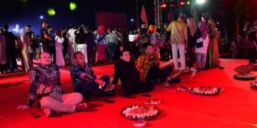 Plt Bupati Pekalongan Sukirman (baju hitam) ikut menikmati suasana nonton bareng (nobar) Piala Dunia 2026 di kawasan Alun-Alun Kajen, Kabupaten Pekalongan, Minggu, 21 Juni 2026 dini hari. (Fahri Akbar/Lingkarjateng.id)