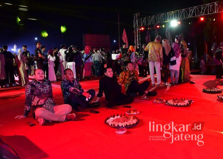 Pemkab Pekalongan Gelar Nobar Piala Dunia 2026, Dorong UMKM dan Ekonomi Warga 25 Plt Bupati Pekalongan Sukirman (baju hitam) ikut menikmati suasana nonton bareng (nobar) Piala Dunia 2026 di kawasan Alun-Alun Kajen, Kabupaten Pekalongan, Minggu, 21 Juni 2026 dini hari. (Fahri Akbar/Lingkarjateng.id)