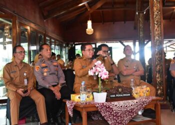 Pelaksana Tugas (Plt.) Bupati Pekalongan, Sukirman menyampaikan sejumlah usulan saat mengikuti Musyawarah Perencanaan Pembangunan (Musrenbang) Provinsi Jawa Tengah Tahun 2026 di Pendopo Ki Gede Sebayu, Kota Tegal, Senin, 22 Juni 2026. (Dok. Prokompim Kabupaten Pekalongan/Lingkarjateng.id)
