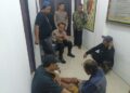 Petugas polsek wiradesa mengamankan pelaku penusukan di Desa Tratebang, Kecamatan Wonokerto, Kabupaten Pekalongan, Selasa, 23 Juni 2026 malam. (Dok. Polres Pekalongan/Lingkarjateng.id)