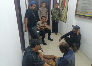Petugas polsek wiradesa mengamankan pelaku penusukan di Desa Tratebang, Kecamatan Wonokerto, Kabupaten Pekalongan, Selasa, 23 Juni 2026 malam. (Dok. Polres Pekalongan/Lingkarjateng.id)