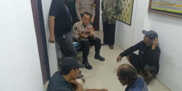 Petugas polsek wiradesa mengamankan pelaku penusukan di Desa Tratebang, Kecamatan Wonokerto, Kabupaten Pekalongan, Selasa, 23 Juni 2026 malam. (Dok. Polres Pekalongan/Lingkarjateng.id)