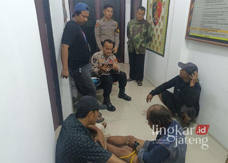 Pria Diduga ODGJ Mengamuk di Tratebang Pekalongan, 1 Tewas dan 1 Luka 25 Petugas polsek wiradesa mengamankan pelaku penusukan di Desa Tratebang, Kecamatan Wonokerto, Kabupaten Pekalongan, Selasa, 23 Juni 2026 malam. (Dok. Polres Pekalongan/Lingkarjateng.id)