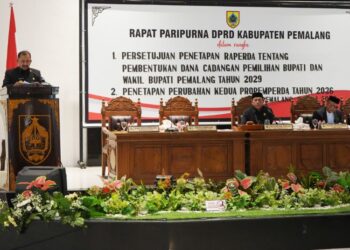 Bupati Pemalang Anom Widiyantoro menyampaikan Raperda tentang Pembentukan Dana Cadangan Pemilihan Bupati dan Wakil Bupati Pemalang Tahun 2029 dalam Rapat Paripurna yang digelar di Gedung DPRD Kabupaten Pemalang, Senin, 8 Juni 2026. (Dok. Pemkab Pemalang/Lingkarjateng.id)