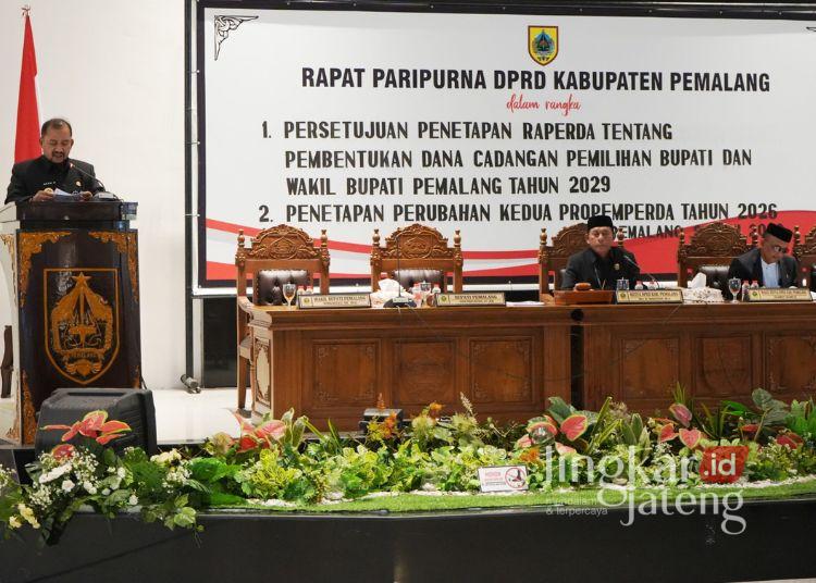 Pemalang Siapkan Dana Cadangan Pilkada 2029 Rp60 M, Dianggarkan Bertahap Lewat APBD 25 Bupati Pemalang Anom Widiyantoro menyampaikan Raperda tentang Pembentukan Dana Cadangan Pemilihan Bupati dan Wakil Bupati Pemalang Tahun 2029 dalam Rapat Paripurna yang digelar di Gedung DPRD Kabupaten Pemalang, Senin, 8 Juni 2026. (Dok. Pemkab Pemalang/Lingkarjateng.id)