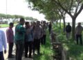 Menang Gugatan Sengketa Lahan, Petani Tambak Kendal Sebut Justru Dikriminalisasi 27 Sejumlah pihak meninjau di lokasi sengketa lahan tambak, dalam sengketa dengan KIK yang telah berlangsung lebih dari enam tahun. Foto: Dok.Pribadi/Lingkar