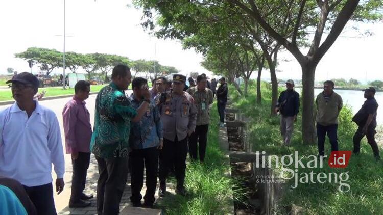 Menang Gugatan Sengketa Lahan, Petani Tambak Kendal Sebut Justru Dikriminalisasi 25 Sejumlah pihak meninjau di lokasi sengketa lahan tambak, dalam sengketa dengan KIK yang telah berlangsung lebih dari enam tahun. Foto: Dok.Pribadi/Lingkar