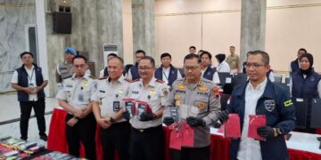 Polda Jateng dan FBI Ungkap Sindikat Penipuan Kripto Modus Pig Butchering 16 Direktorat Reserse Siber) Polda Jawa Tengah saat memperlihatkan barang bukti dalam gelar kasus tindak pidana ITE tentang penipuan online dengan modus Pig butchering, Senin, 1 Juni 2026. (Rizky Syahrul/Lingkarjateng.id)