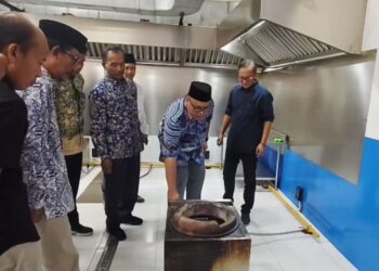 Alternatif LPG 3 Kg, SPPG di Rembang Mulai Gunakan CNG Untuk Program MBG 25 Wakil Bupati Rembang, M. Hanies Cholil Barro' meninjau dapur SPPG Dorokandang yang mulai memanfaatkan CNG dalam operasional program MBG, Senin, 1 Juni 2026. (Vicky Rio/Lingkarjateng.id)