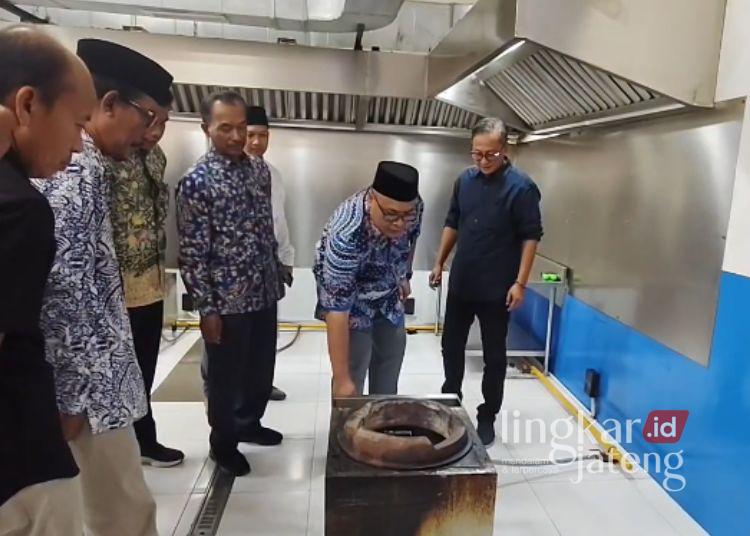 Alternatif LPG 3 Kg, SPPG di Rembang Mulai Gunakan CNG Untuk Program MBG 25 Wakil Bupati Rembang, M. Hanies Cholil Barro' meninjau dapur SPPG Dorokandang yang mulai memanfaatkan CNG dalam operasional program MBG, Senin, 1 Juni 2026. (Vicky Rio/Lingkarjateng.id)
